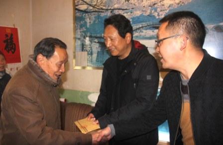 新春送祝福——昆缆集团开展春节“送温暖”慰问活动1.jpg