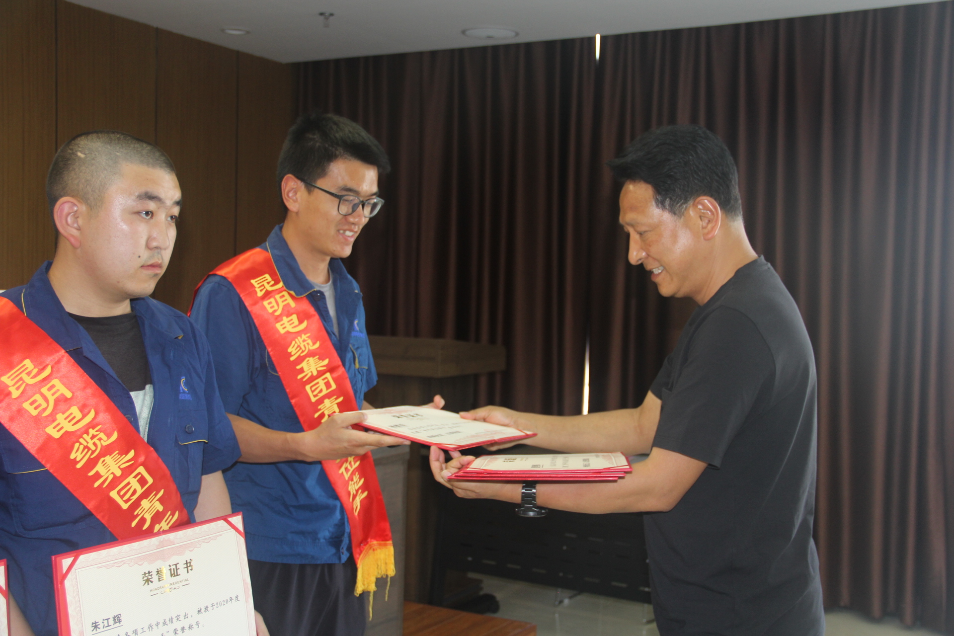 1-3昆缆集团方书记为青年岗位能手颁奖.jpg