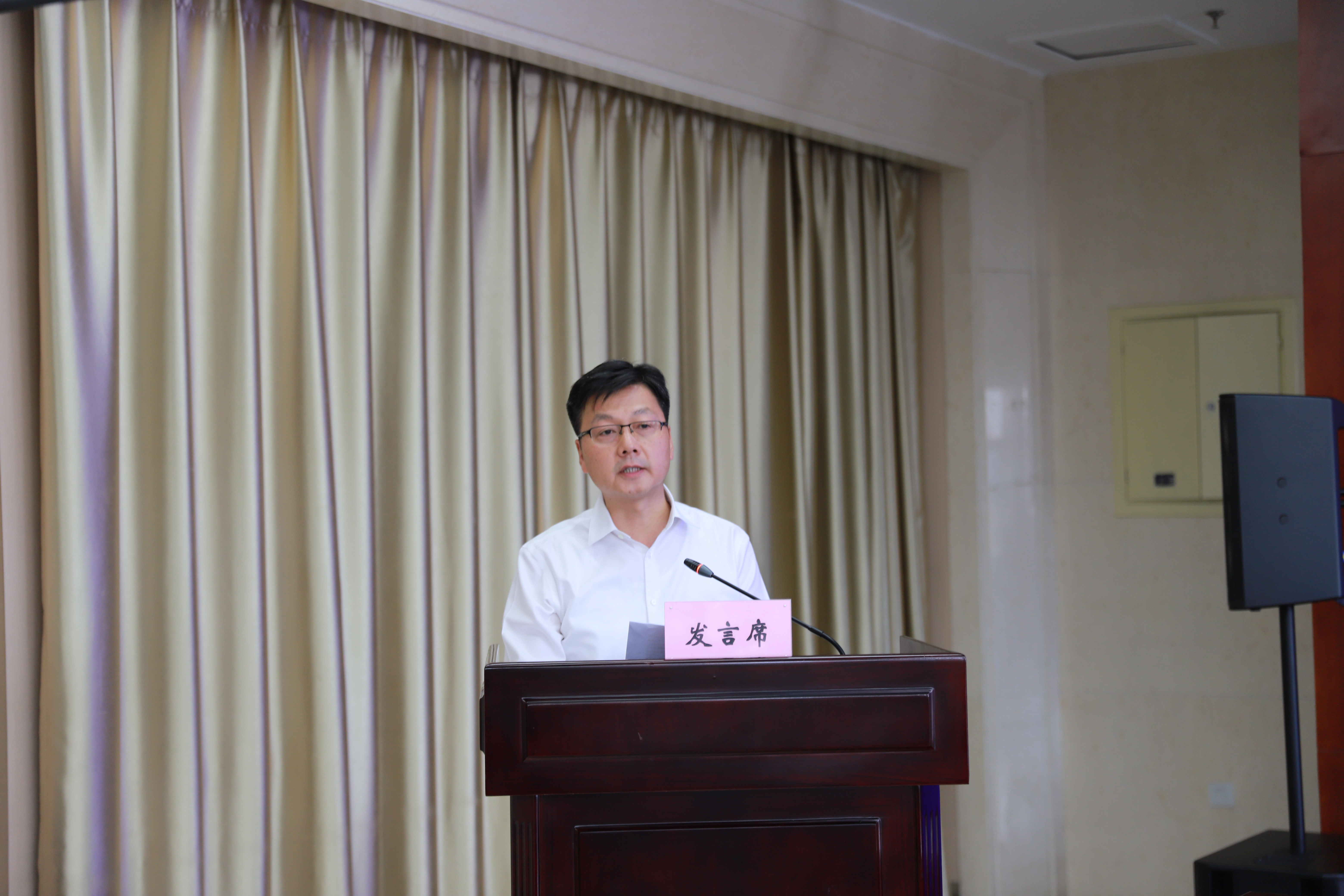 特变电工新疆线缆厂党委书记、总经理王嵩伟作为企业代表发言.JPG