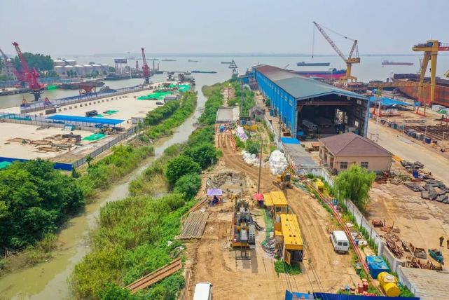 位于长江靖江段南洋船厂东侧拉管施工作业现场.jpg