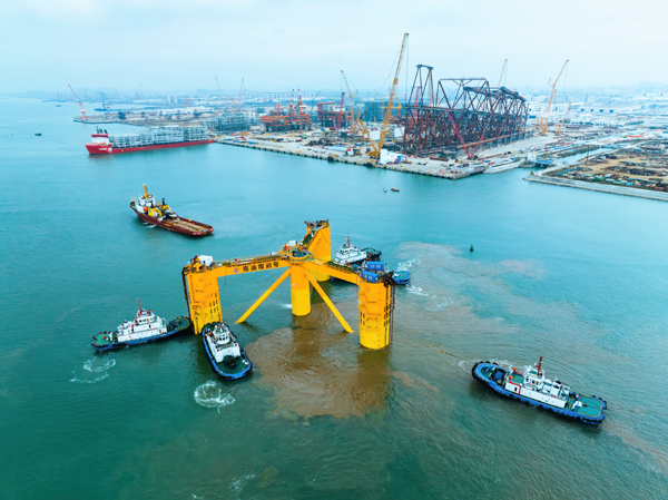 “海油觀瀾號”浮式基礎進港靠泊中國海油珠海制造基地。.jpeg