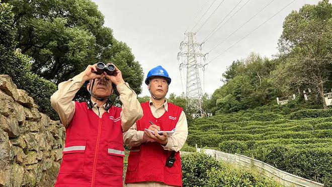 国网江苏电力亚运保电党员突击队巡检110千伏输电线路本体、通道情况.jpg