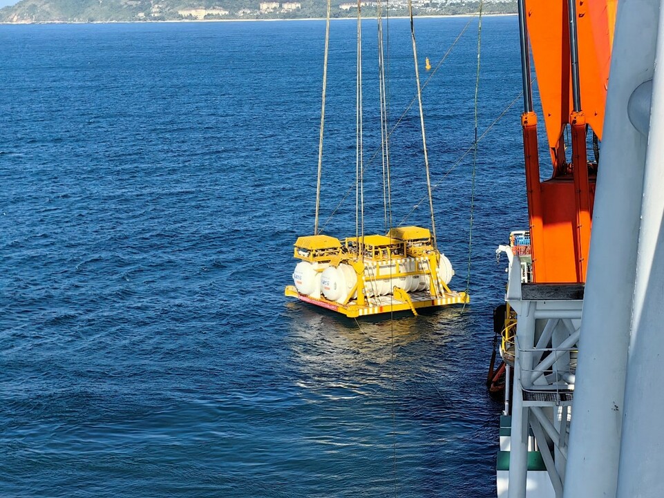 “海底数据舱”在海南陵水海域进行安装.jpg