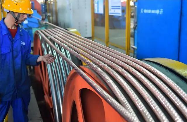 技术工人在山东省聊城市阳谷县汉河（阳谷）电缆有限公司生产车间电缆生产线上值守.jpg