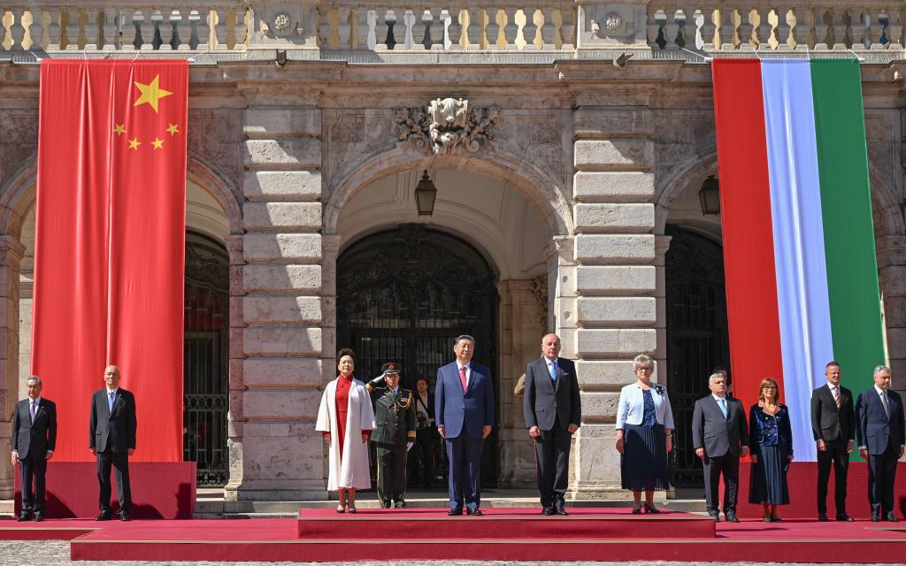当地时间5月9日上午，国家主席习近平在布达佩斯出席匈牙利总统舒尤克和总理欧尔班共同举行的隆重欢迎仪式。.jpg