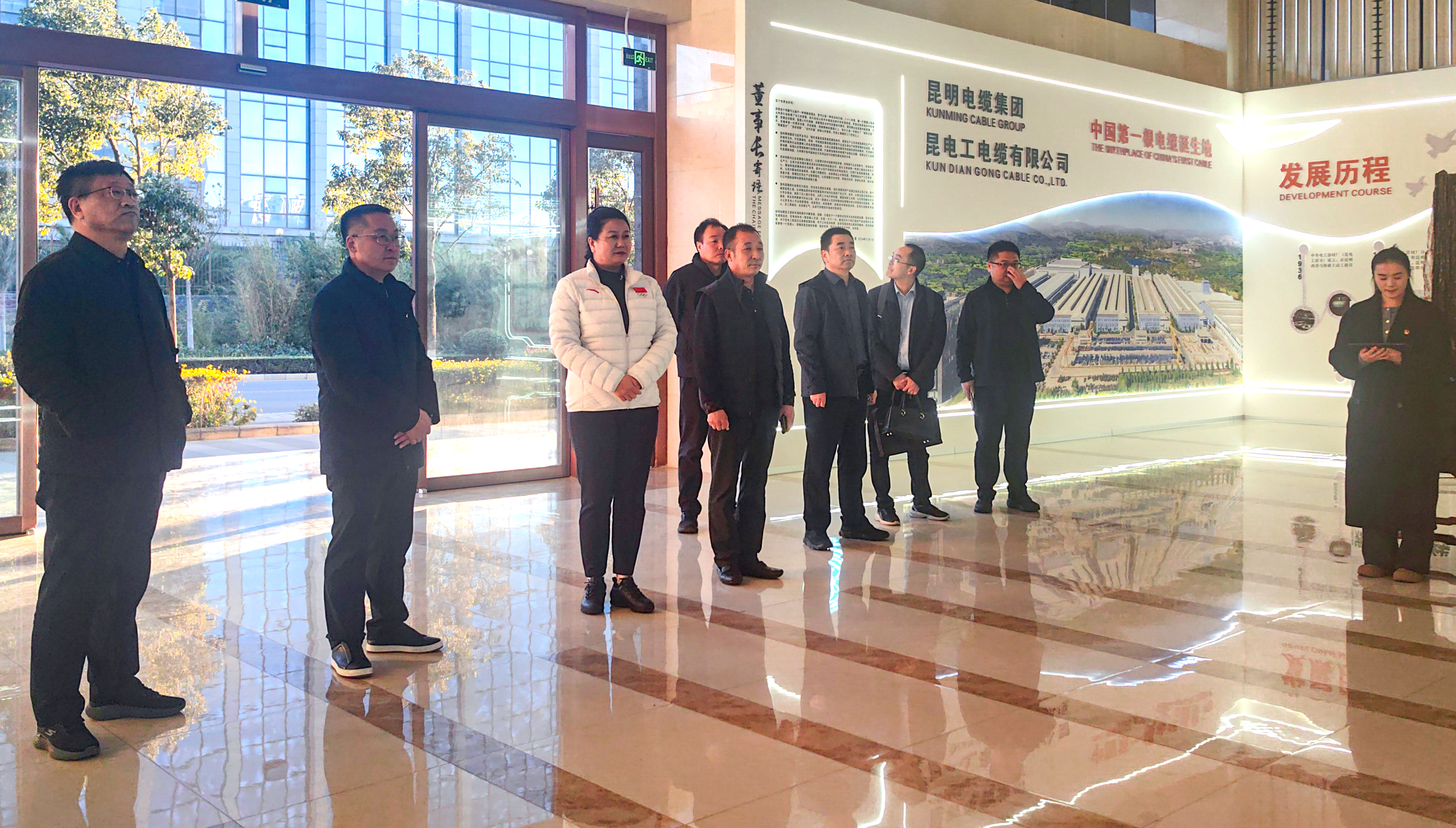 1-河南省遂平县县委书记李振南一行莅临昆缆集团调研考察，参观公司文化展厅.jpg