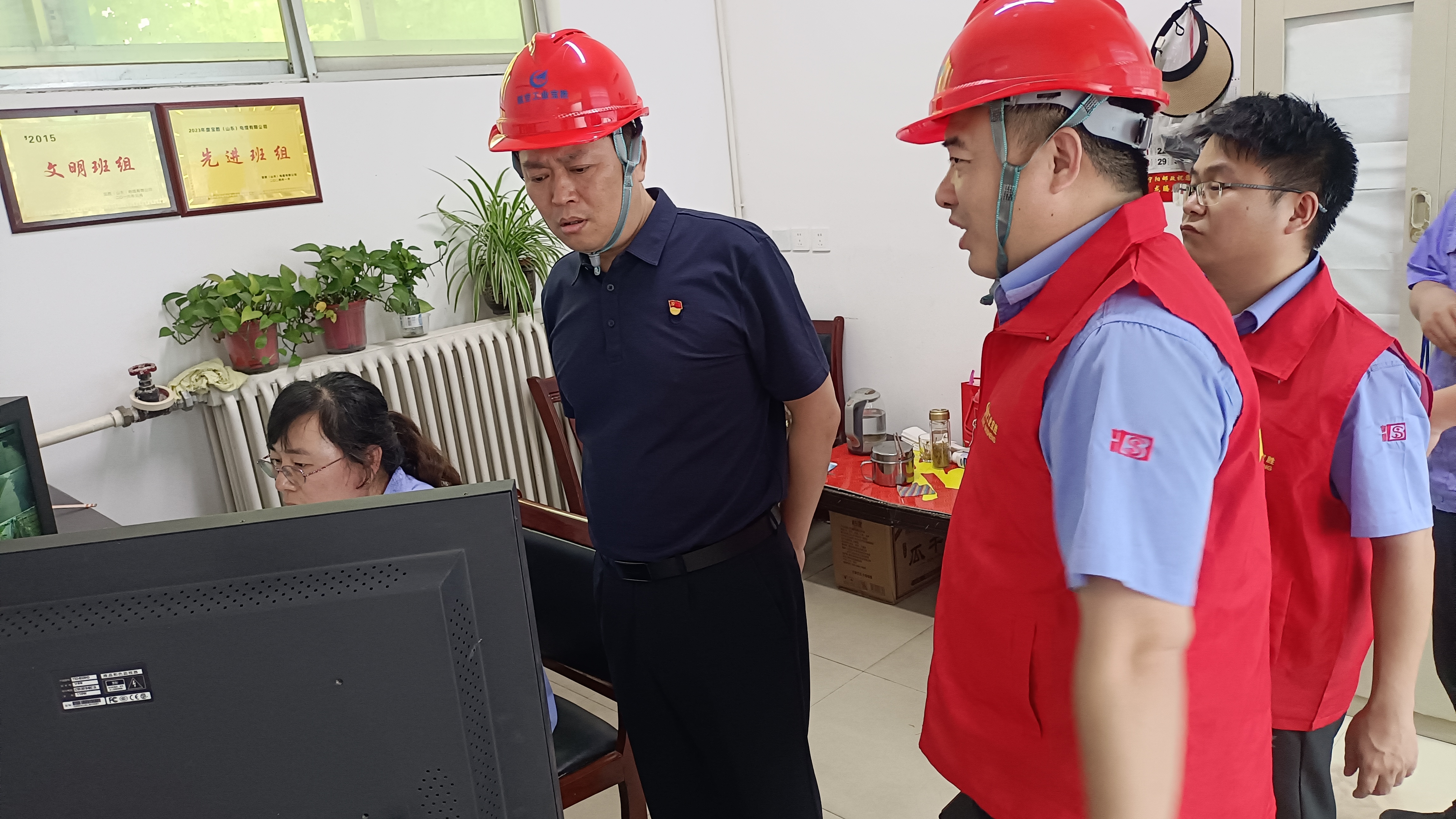 党员干部查安全.jpg