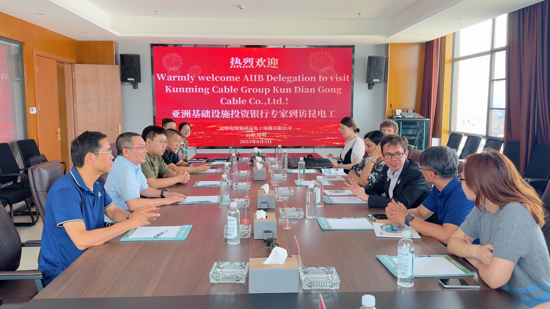 9-双方在会议室座谈交流.png