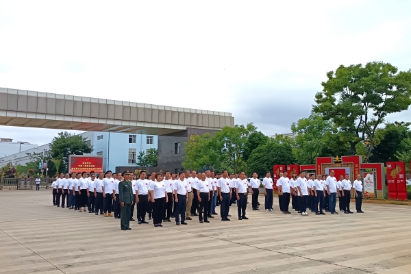 2-公司党员干部参加升旗仪式.jpg