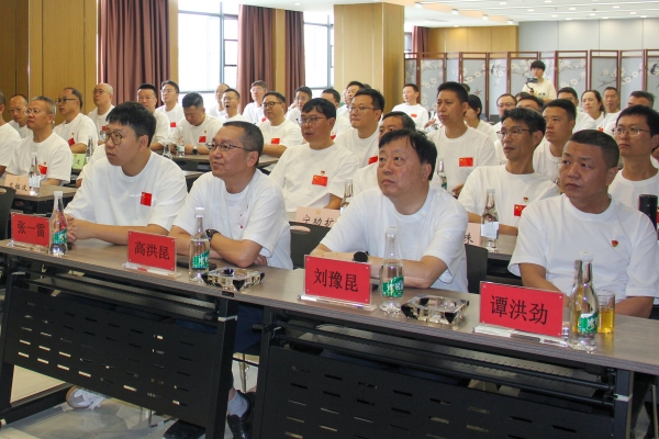 14-公司党员干部在会议室集中观看阅兵仪式.jpg