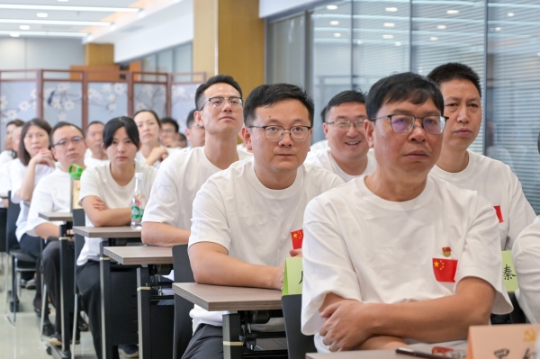 15-员工集中观看阅兵..jpg