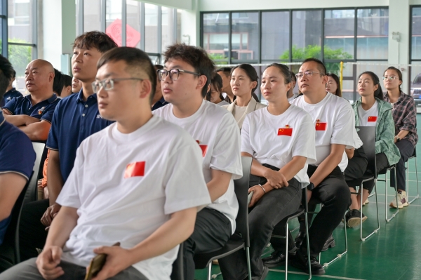 16-员工专心致志观看阅兵式.jpg