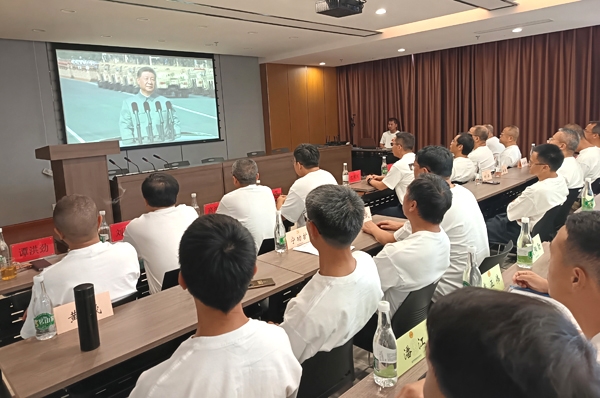17-会议室观看阅兵仪式.jpg