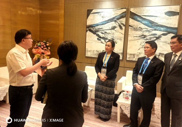 7-刘豫昆同缅甸联邦政府投资部部长瓦瓦貌女士、财政部部长吴敏囊先生、商务部部长吴集瑞先生等进行交流.jpg