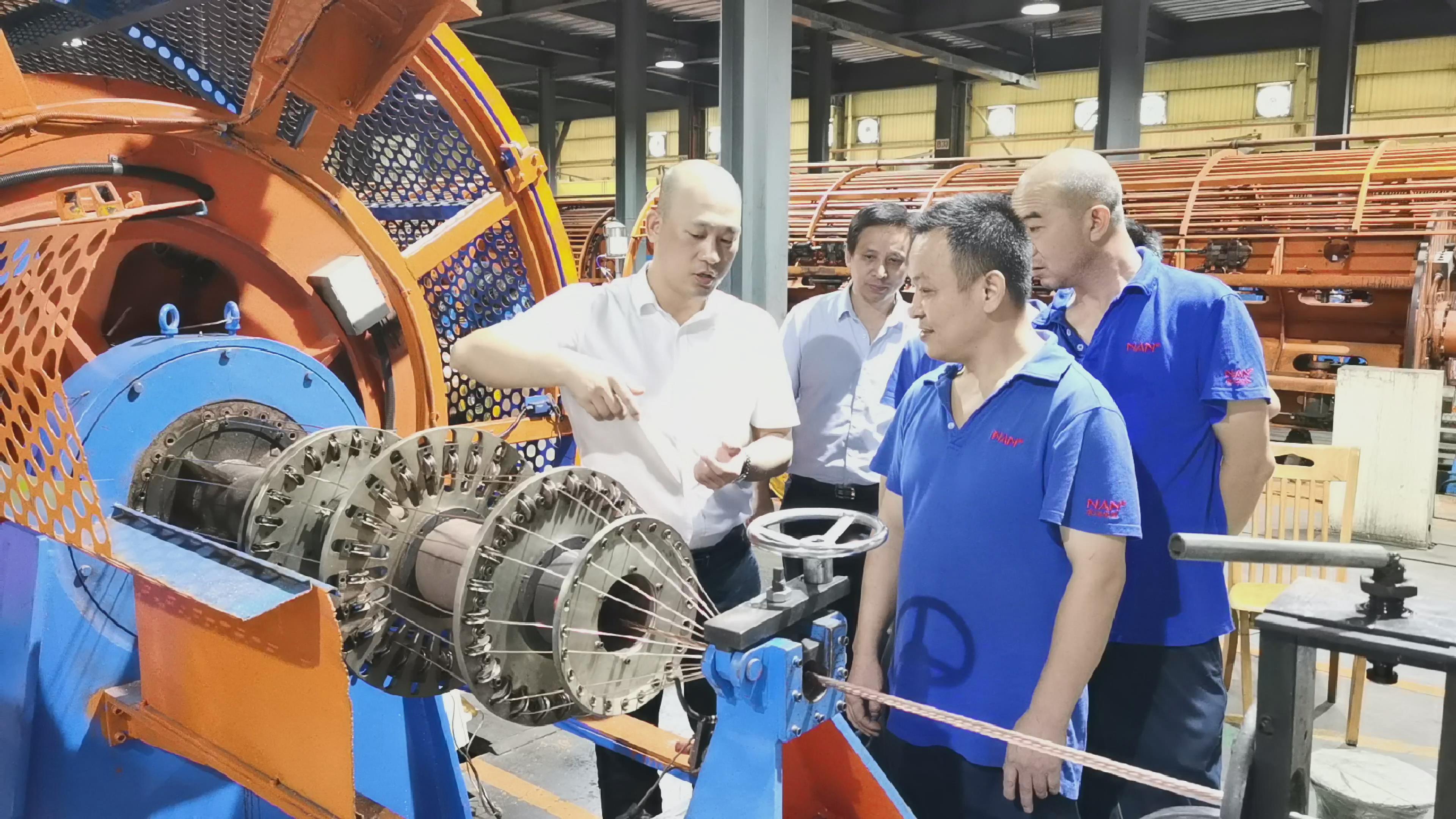 现场指导生产 (2).jpg 现场指导生产 (2).jpg